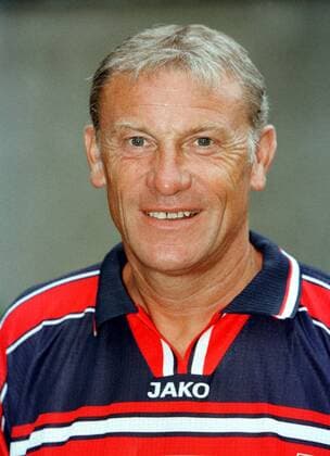 Trainer Eduard Geyer (Cottbus) im Porträt Fußball 2. BL Herren Saison 1999 2000, Porträttermin, Präsentation, Vorstellung, Pressetermin, FC Energie Cottbus Porträt Cottbus