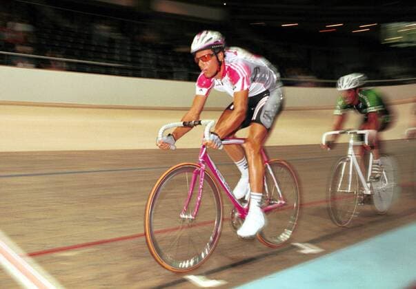 Danilo Hondo (Team Deutsche Telekom) vor dem Ziel Radsport LM Herren Deutsche Meisterschaft 1999, DM, Bahnmeisterschaften, Bahn, Bahnrad, Bahnradsport, Halle, Indoor Einzelbild Velodrom Berlin Anstrengung, Dynamik,