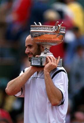 Andre Agassi (USA) mit dem Pokal Tennis Herren French Open 1999, ATP-Tour, Grand Slam, Sand, Sandplatz, Sandplatzturnier, Sandplatztennis Einzelbild Roland Garros Paris Glück, Freude,