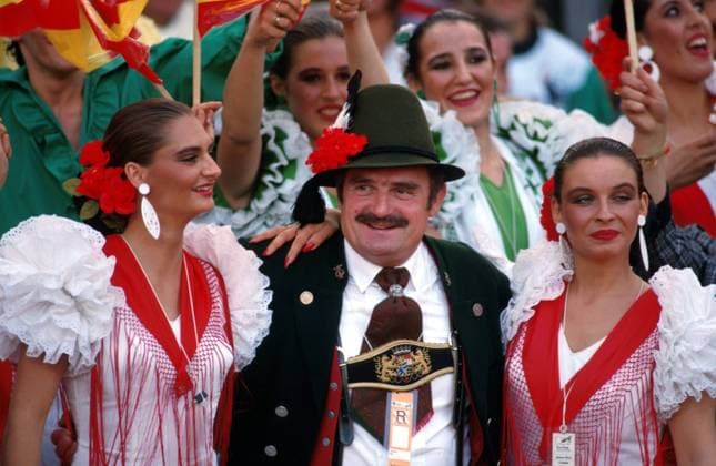 Feurige Spanierinnen haben einen bayrischen Ureinwohner in die Mitte genommen, Tracht, Kostüm, Kostüme, Landestracht, Folklore, Lederhose, Bayern, Hose, Leder, Bayer, bayrische Fußball EM Herren Europameisterschaft 1988, Länderspiel: BR Deutschland - Spanien, Nationalmannschaft, Nationalteam Gruppe Olympiastadion München Harmonie, Freude,