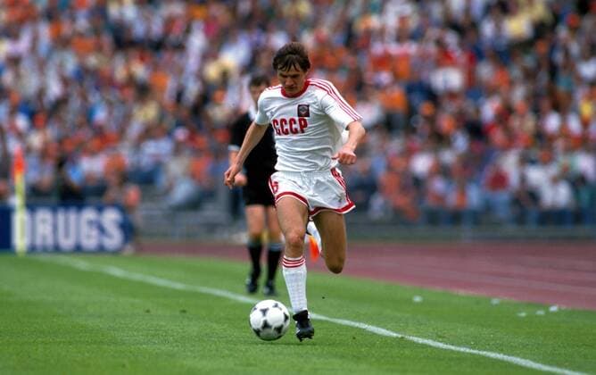 Fußball, EM Finale 1988 in München, Niederlande - Sowjetunion 2:0 Wassili Raz (SU) mit Ball Fußball EM Herren Europameisterschaft 1988, Länderspiel: UdSSR, SU, Sowjetunion, Finale, Endspiel Einzelbild Olympiastadion München Dynamik,