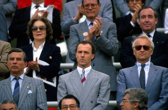 Fußball, EM Finale 1988 in München, Niederlande - Sowjetunion 2:0 Franz Beckenbauer (BR Deutschland), der deutsche Teamchef, neben Politiker Edmund Stoiber (re., CSU) als Zuschauer auf der Ehrentribüne Fußball EM Herren Europameisterschaft 1988, Länderspiel: UdSSR, SU, Sowjetunion - Holland 0:2, Finale, Endspiel Gruppe Olympiastadion München