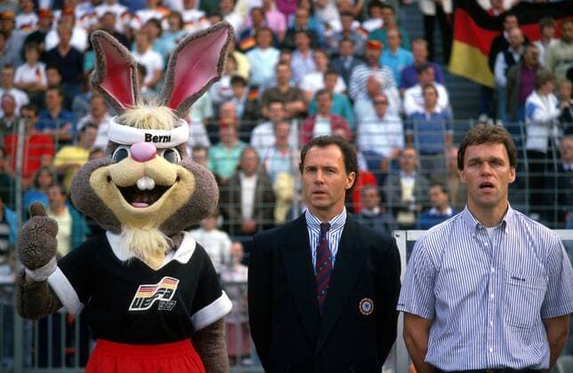 Teamchef Franz Beckenbauer, Co-Trainer Holger Osieck (re.) und EM-Maskottchen Berni beim Singen der Hymne Fußball EM Herren Europameisterschaft 1988, Länderspiel: BR Deutschland Gruppe Rheinstadion Düsseldorf