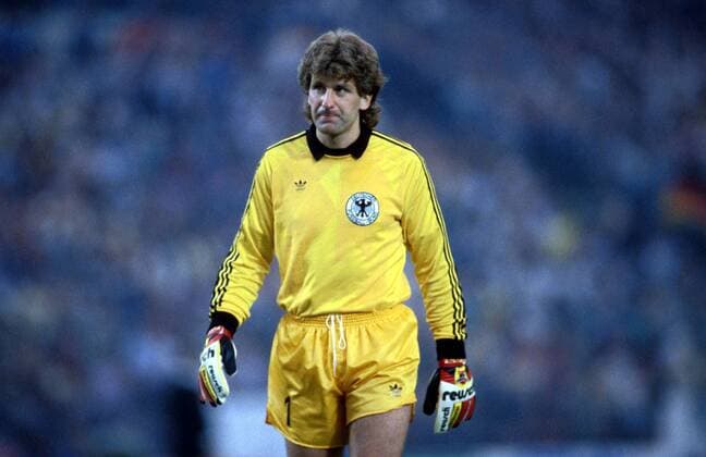 Eike Immel (BRD) - Nationaltorwart Fußball EM Herren Europameisterschaft 1988, Länderspiel: BR Deutschland Einzelbild Rheinstadion Düsseldorf Enttäuschung, Nachdenklichkeit,