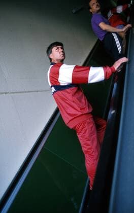 Sepp Piontek (Dänemark) fährt die Rolltreppe zu den Umkleiden hinauf Fußball EM Herren Europameisterschaft 1988, Länderspiel: Dänemark Einzelbild Parkstadion Gelsenkirchen Nachdenklichkeit,