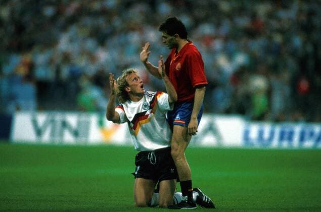 Andreas Brehme (BRD, li.) muß zusehen, daß er von Raphael Gordillo (Spanien) keine gelangt bekommt Fußball EM Herren Europameisterschaft 1988, Länderspiel: BR Deutschland - Spanien 2:0 Gruppe Olympiastadion München Unterwerfung