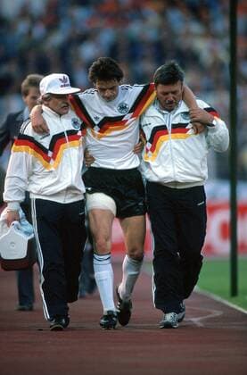Matthias Herget (BRD) wird mit einer Oberschenkelverletzung vom Platz geführt, li. Physiotherapeut Adolf Katzenmeier Fußball EM Herren Europameisterschaft 1988, Länderspiel: BR Deutschland, Halbfinale Gruppe Volksparkstadion Hamburg Enttäuschung,