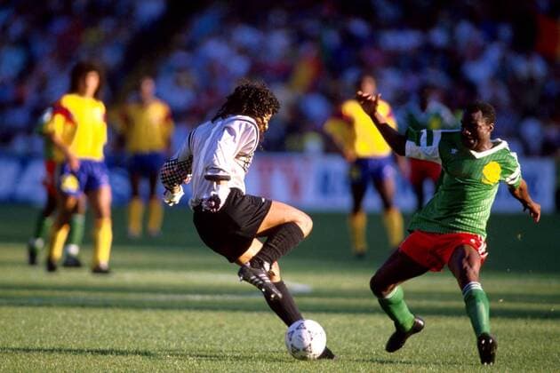 Roger Milla (Kamerun) luchst dem kolumbianischen Torwart René Higuita den Ball ab und erzielt danach den Treffer zum 2:0 Fußball WM Herren Weltmeisterschaft 1990, Länderspiel: Kamerun - Kolumbien 2:1, Achtelfinale Gruppe Stadio San Paolo Neapel Dynamik, Kampf, Spannung,