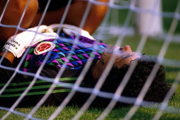 Rene Higuita (Kolumbien) liegt verletzt in seinem Tor Fußball WM Herren Weltmeisterschaft 1990, Länderspiel: Kolumbien Einzelbild Stadion Giuseppe Meazza Mailand