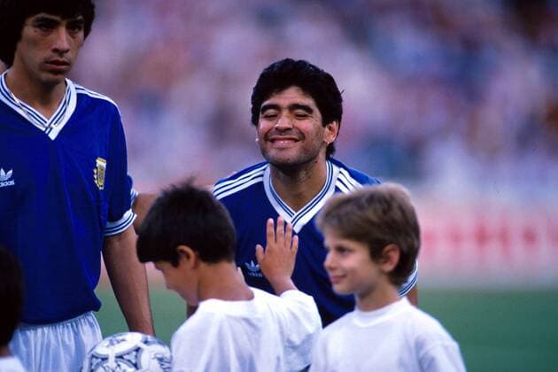 Diego Armando Maradona (Argentinien) spaßt mit einem Balljungen, links Teamkollege Jose Basualdo Fußball WM Herren Weltmeisterschaft 1990, Länderspiel: Argentinien, Endspiel, Finale Gruppe Stadio Olimpico Rom Harmonie, Freude,