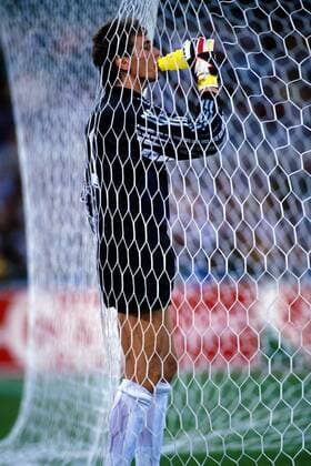 Bodo Illgner (BRD) steht im Tor und nimmt einen Schluck aus der Trinkflasche Fußball WM Herren Weltmeisterschaft 1990, Länderspiel: BR Deutschland, Endspiel, Finale Einzelbild Stadio Olimpico Rom
