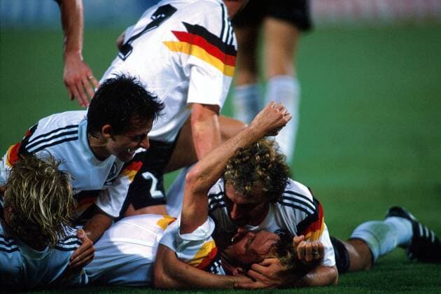 Rudi Völler (BRD, re.), Torschütze Andreas Brehme und Pierre Littbarski (li.) jubelnd Fußball WM Herren Weltmeisterschaft 1990, Länderspiel: BR Deutschland, Endspiel, Finale Gruppe Stadio Olimpico Rom Harmonie, Freude,