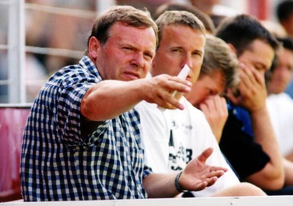 Trainer Hermann Gerland (li.) und Co-Trainer Frank Geideck (beide Bielefeld) auf der Bank Fußball 1. BL Herren Saison 1999 2000, Test, Testspiel, Saisonvorbereitung, Arminia Bielefeld Gruppe Stadion Bremer Brücke Osnabrück