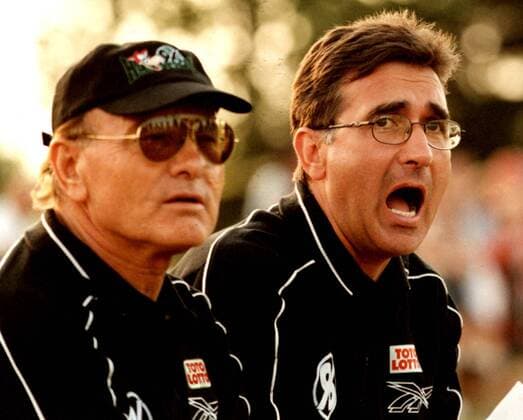 Trainer Branko Ivankovic (re.) und sein Co-Trainer und Dolmetscher Ivan Frkic (Hannover) auf der Bank Fußball 2. BL Herren Saison 1999 2000, Hannover 96, Saisonvorbereitung, Test, Testspiel, Gruppe Uetze Ungeduld, Spannung,