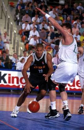 Stephen Arigbabu (Deutschland) im Duell mit Arvidas Sabonis (Litauen) Basketball EM Herren Europameisterschaft 1999, Länderspiel, Nationalmannschaft, Nationalteam, Nationaltrikot Gruppe Dijon