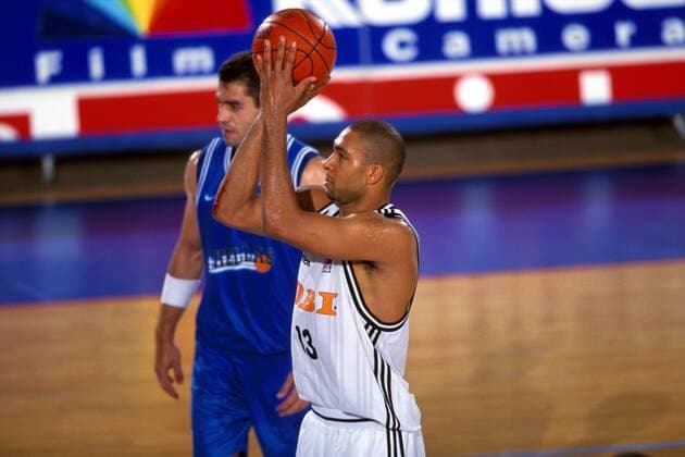 EuroBasket 2022, DBB, Historie, EM - Historie Ademola Okulaja (Deutschland) beim Freiwurf Basketball EM Herren Europameisterschaft 1999, Länderspiel, Nationalmannschaft, Nationalteam, Nationaltrikot Einzelbild Dijon Konzentration,