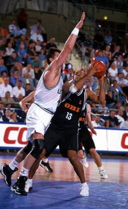 EuroBasket 2022, Historie, Die besten Spieler Europas EuroBasket 2022, DBB, Historie, EM - Historie Ademola Okulaja (Deutschland) im Duell mit Arvidas Sabonis (Litauen) Basketball EM Herren Europameisterschaft 1999, Länderspiel, Nationalmannschaft, Nationalteam, Nationaltrikot Gruppe Dijon Abwehr, Dynamik,