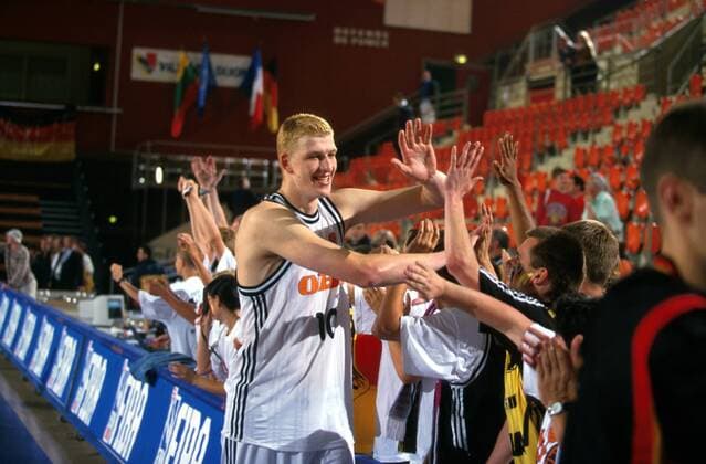 EuroBasket 2022, DBB, Historie, EM - Historie Patrick Femerling (Deutschland) bedankt sich bei den mitgereisten Fans Basketball EM Herren Europameisterschaft 1999, Länderspiel, Nationalmannschaft, Nationalteam, Nationaltrikot Gruppe Dijon Glück, Begeisterung, Freude, Kameradschaft,