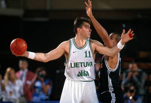 EuroBasket 2022, Historie, Die besten Spieler Europas Arvidas Sabonis (Litauen) im Duell mit Stephen Arigbabu (Deutschland) Basketball EM Herren Europameisterschaft 1999, Länderspiel, Nationalmannschaft, Nationalteam, Nationaltrikot Gruppe Dijon