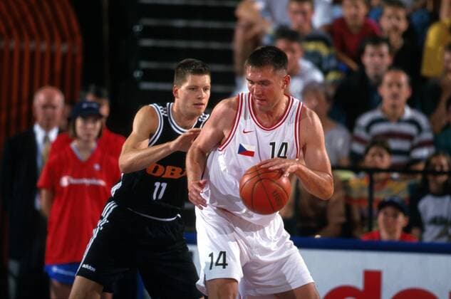 EuroBasket 2022, DBB, Historie, EM - Historie Kamil Novak (Tschechien) im Duell mit Gerrit Terdenge (Deutschland) Basketball EM Herren Europameisterschaft 1999, Länderspiel, Nationalmannschaft, Nationalteam, Nationaltrikot Gruppe Dijon Dynamik,