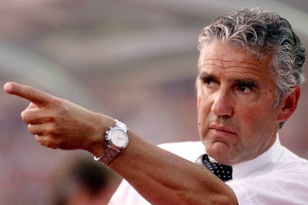 Trainer Jörg Berger (Frankfurt) gibt Anweisungen Fußball 1. BL Herren Saison 1999 2000: Saisonvorbereitung, Vorbereitung, Test, Testspiel, Eintracht Frankfurt Einzelbild Waldstadion Frankfurt M. Ungeduld