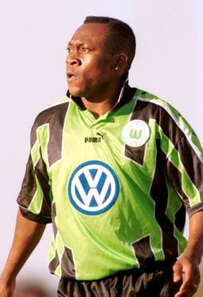 Jean-Kasongo Banza (Wolfsburg) Fußball 1. BL Herren Saison 1999 2000, VfL Wolfsburg, Test, Testspiel, Saisonvorbereitung Einzelbild Schöningen Konzentration,