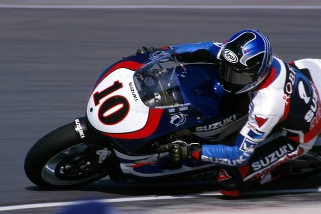 Kenny Roberts (USA) mit seiner Suzuki auf der Strecke Motorsport WM Herren Weltmeisterschaft 1999, Großer Preis von Deutschland, Motorrad, Motorradsport, Motorradrennsport Einzelbild Sachsenring Hohenstein-Ernstthal Dynamik,