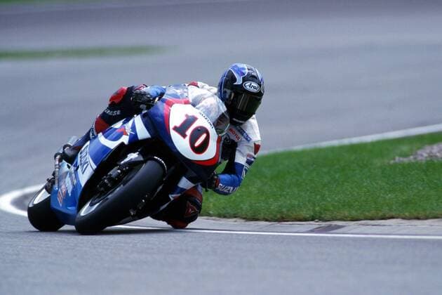 Kenny Roberts (USA) mit seiner Suzuki auf der Strecke Motorsport WM Herren Weltmeisterschaft 1999, Großer Preis von Deutschland, Motorrad, Motorradsport, Motorradrennsport Einzelbild Sachsenring Hohenstein-Ernstthal Dynamik,