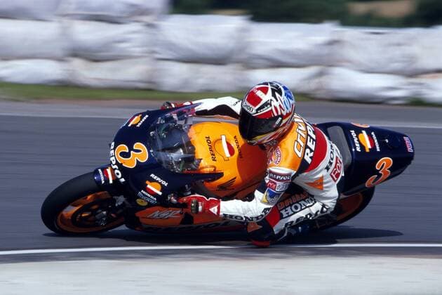 Alex Criville (Spanien) mit seiner Honda auf der Strecke Motorsport WM Herren Motorrad Weltmeisterschaft 1999, Großer Preis von Deutschland, Motorradsport, Motorradrennsport, Einzelbild Sachsenring Hohenstein-Ernstthal Dynamik,