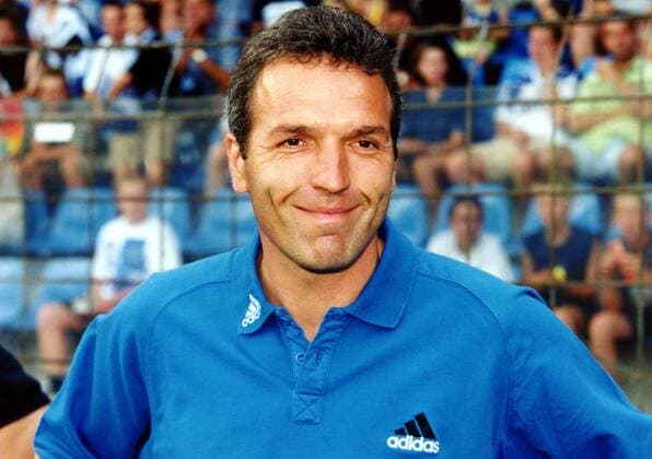 Trainer Ernst Middendorp (Bochum) hat gute Laune Fußball 2. BL Herren Saison 1999 2000, Saisonvorbereitung, Test, Testspiel, VfL Bochum Porträt Ruhrstadion Bochum Freude,