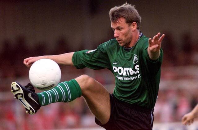Manfred Binz (Offenbach) nimmt den Ball an Fußball 2. BL Herren Saison 1999 2000: Kickers Offenbach Einzelbild Bruchwegstadion Mainz Dynamik,