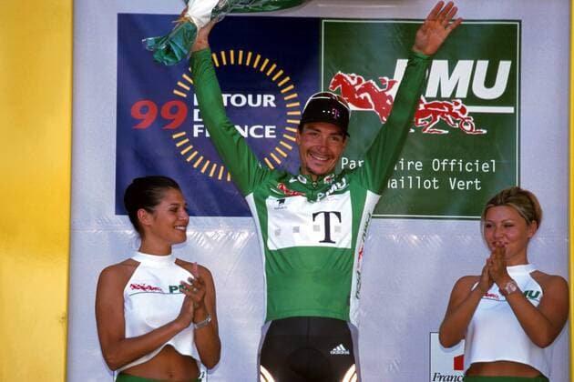 Erik Zabel (Mitte, Team Deutsche Telekom, Deutschland) jubelnd im grünen Trikot auf der Siegerehrung Radsport Herren Tour de France 1999, Straßenradsport, Straßenrennen, Straße, Radrennsport, Rad, Straßenradrennsport Gruppe Lannemezan - Pau Begeisterung, Freude,