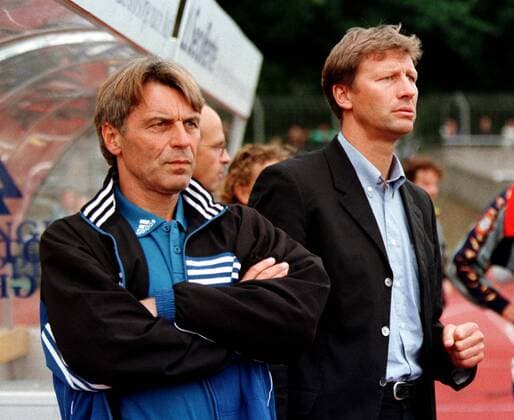 Trainer Rainer Ulrich (li.) und Sportdirektor Guido Buchwald (beide KSC) mit besorgten Mienen Fußball 2. BL Herren Saison 1999 2000, Berlin - Karlsruher SC, Karlsruhe Gruppe Mommsenstadion Berlin Skepsis, Spannung, Nachdenklichkeit,