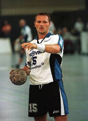 Lars Christiansen (SG Flensburg Handewitt) konzentriert beim Siebenmeter Handball 1. BL Herren Saison 1999 2000, Spielothek-Cup, Pokal, Saisonvorbereitung, Einzelbild Kreissporthalle Lübbecke Konzentration, Spannung,