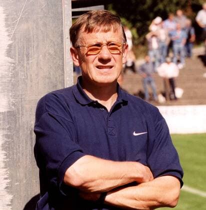 Trainer Rainer Persike (Meppen) mit skeptischem Blick Fußball Herren Regionalliga Nord 1999 2000, Hannover - SV Meppen 1:1 Porträt Stadion am Bischofsholer Damm Hannover Skepsis, Spannung, Nachdenklichkeit,