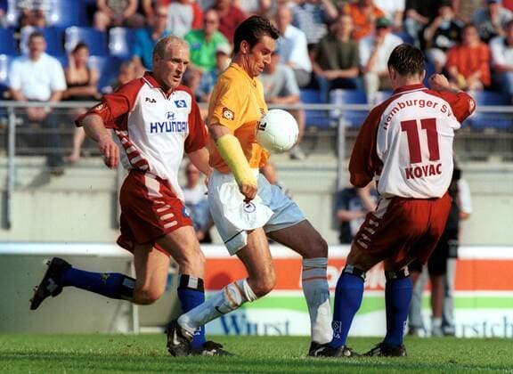 Michael Preetz (Hertha, Mitte) gegen Andreas Fischer (li.) und Nico Kovac (re., beide HSV) Fußball 1. BL Herren Saison 1999 2000, Hamburger Sportverein - Hertha BSC Berlin 5:1, SV Gruppe Volksparkstadion Hamburg Dynamik, Kampf,