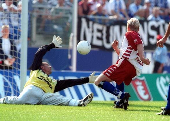 Roy Präger (HSV) lupft den Ball zum 3:0 über den chancenlosen Torhüter Gabor Kiraly (Hertha) Fußball 1. BL Herren Saison 1999 2000, Hamburger Sportverein - Hertha BSC Berlin 5:1, SV Gruppe Volksparkstadion Hamburg Abwehr, Überlegenheit,