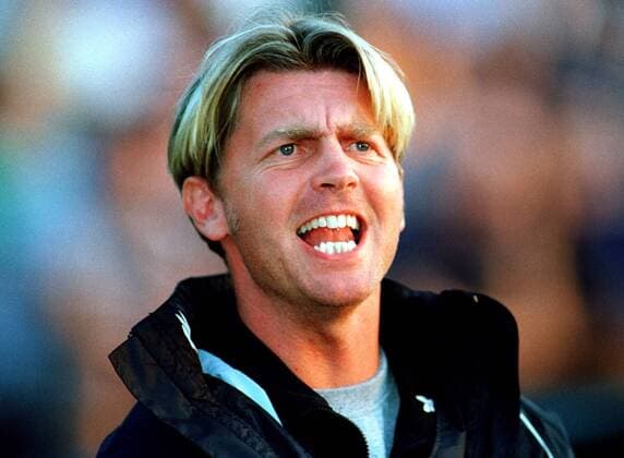 Trainer Colin Bell (Dresden) lautstark Fußball Herren Regionalliga Nordost 1999 2000, Dynamo Berlin - FC Dynamo Dresden 1:0 Porträt Jahn-Sportpark, Jahnstadion Berlin Spannung, Ungeduld, Wut,