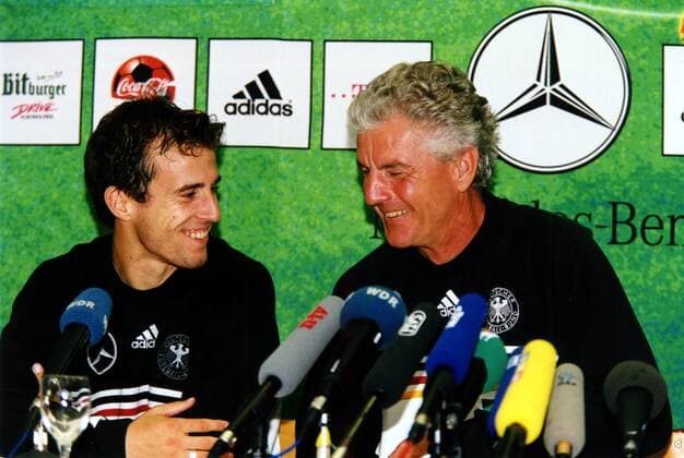 Mehmet Scholl (li.) und Teamchef Erich Ribbeck (beide Deutschland) verstehen sich prächtig Fußball Herren Saison 1999 2000, DFB, Nationalmannschaft, Nationalteam Gruppe Westfalenstadion Dortmund Harmonie Freude,
