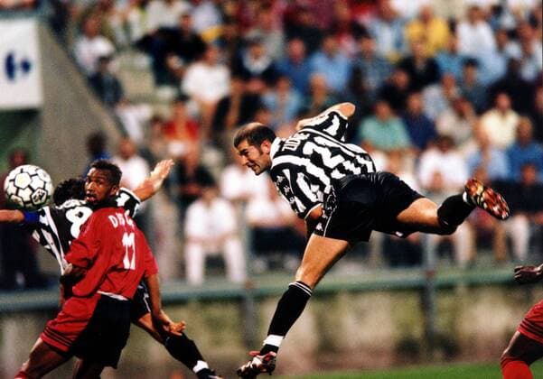 Zinedine Zidane (Juve) beim Kopfball Fußball Herren Saison 1999 2000, Serie A, Italienische Liga, Saisonvorbereitung, Test, Testspiel Einzelbild Turin Dynamik,  