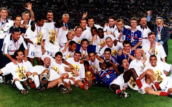 Weltmeister Frankreich präsentiert jubelnd den Weltpokal Fußball WM Herren Weltmeisterschaft 1998, Länderspiel, Nationalmannschaft, Nationalteam, Nationaltrikot Totale Stade de France Paris Freude, Begeisterung,  