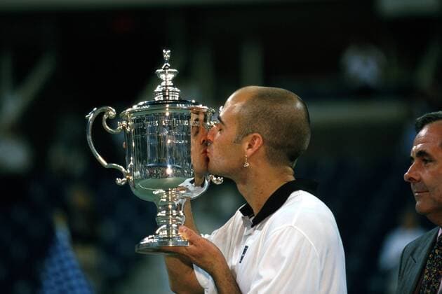 Andre Agassi (USA) - der US Open Champion küßt stolz seinen Pokal Tennis Herren US Open 1999, Grand Slam, ATP-Tour, Hartplatz, Hardcourt, Finale, Endspiel, Finalspiel Einzelbild Flushing Meadows New York Freude, Begeisterung,