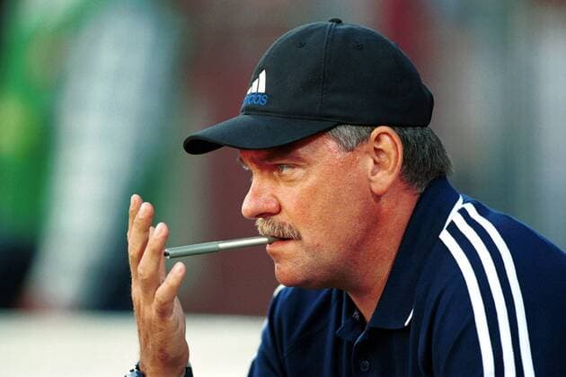 Co-Trainer Paul Hesselbach (Fürth) rammt sich den Stift zwischen die Kiemen Fußball 2. BL Herren Saison 1999 2000, SpVgg Greuther Fürth Einzelbild Wilhelm-Koch-Stadion am Millerntor Hamburg Nachdenklichkeit,