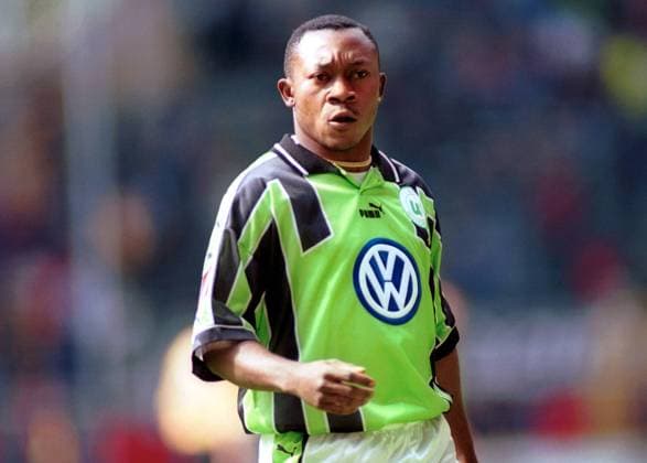Jean-Kasongo Banza (Wolfsburg) Fußball 1. BL Herren Saison 1999 2000: VfL Wolfsburg Einzelbild Westfalenstadion Dortmund Konzentration, Nachdenklichkeit,