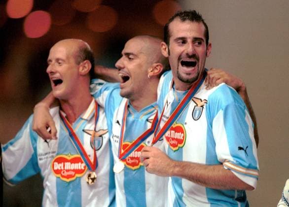 Freudengesänge von Attilio Lombardo (v.l.), Sebastian Veron und Giuseppe Pancaro (alle Lazio) Fußball Herren Supercup-Finale 1999, Supercupfinale, Super-Cup, Endspiel, Finalspiel, Lazio Rom Gruppe Stade Louis II Monte Carlo Freude, Begeisterung,