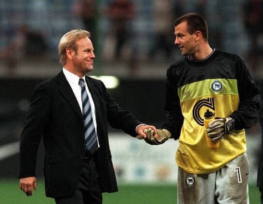 Trainer Jürgen Röber (li.) und Torhüter Gabor Kiraly (beide Hertha) halten glücklich Händchen Fußball EC 1 Herren Champions League 1999 2000, Mailand - Hertha BSC Berlin 1:1, Gruppe Stadio Guiseppe Meazza, San Siro Mailand Freude,