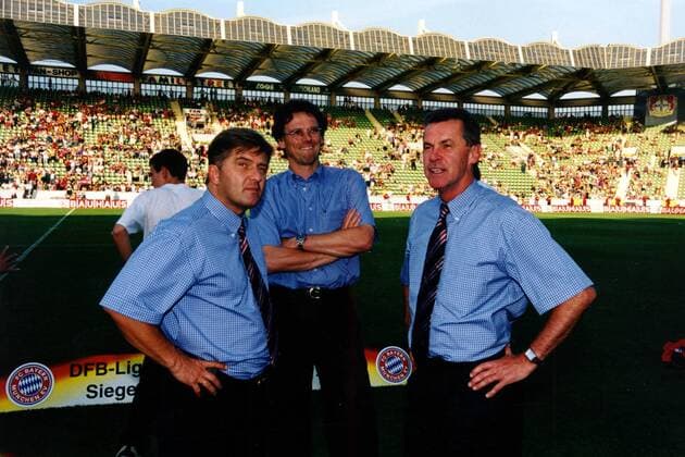 Pressechef Markus Hörwick, Co-Trainer Michael Henke und Coach Ottmar Hitzfeld (v.l., alle Bayern) Fußball 1. BL Herren DFB-Liga-Cup 1999 2000, Ligacup, Ligapokal, FC Bayern München Gruppe BayArena Leverkusen