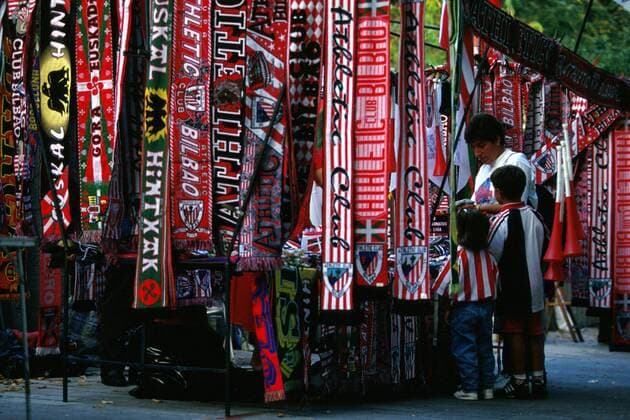 Fanstand vor dem Athletico-Stadion Fußball 1. BL Herren Saison 1998 1999: Primera Division, 1. Spanische Liga, Meisterschaft, Athletic Club Bilbao Gruppe Estadio Athletico Bilbao
