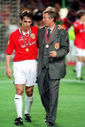 Trainer Alex Ferguson (re.) genießt mit Gary Neville (beide ManU) den Augenblick des Erfolges Fußball EC 1 Herren Champions League 1998 1999, Finale, Endspiel, Manchester United (England) Gruppe Nou Camp Barcelona Glück, Harmonie, Freude, Kameradschaft,