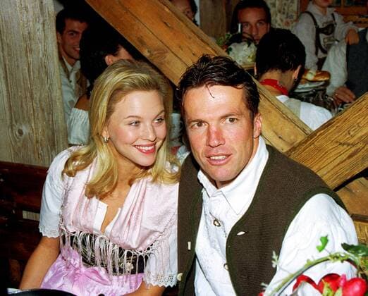 Lothar Matthäus und seine Freundin Maren Müller-Wohlfahrt amüsieren sich auf dem Münchner Oktoberfest Fußball 1. BL Herren Saison 1999 2000, FC Bayern München Gruppe München Glück, Harmonie, Romantik,